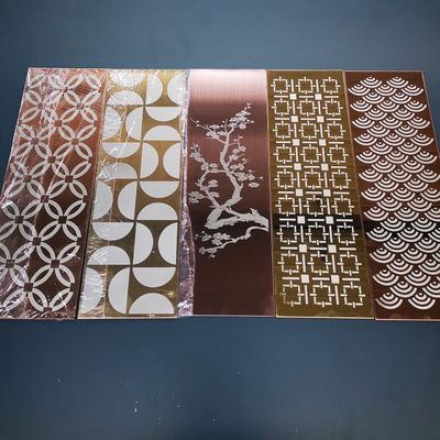 Metalen lasermarkeringsmachine voor het sculpteren van decoratieve plaques in roestvast staal